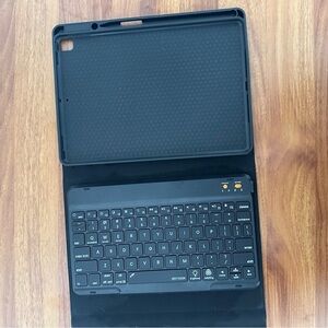 Black Tablet Keyboard Case IPAD 9th/8th/7th Generation NO CHARGER